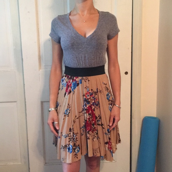 Dresses & Skirts - Adorable v neck floral dress